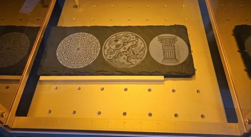 Custom-engraved executive and personalized gifts produced by 3DIS Innovatech Studio